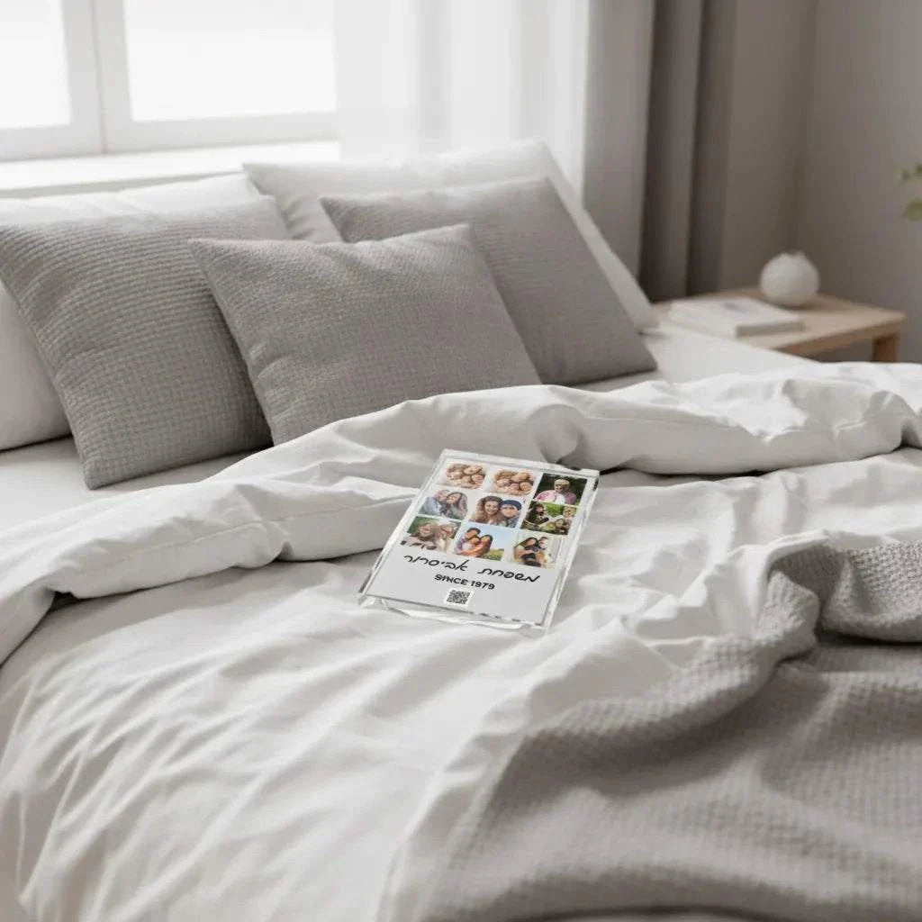 בלוק בעיצוב אישי עם פאזל תמונות משפחה על מיטה עם מצעים אפורים