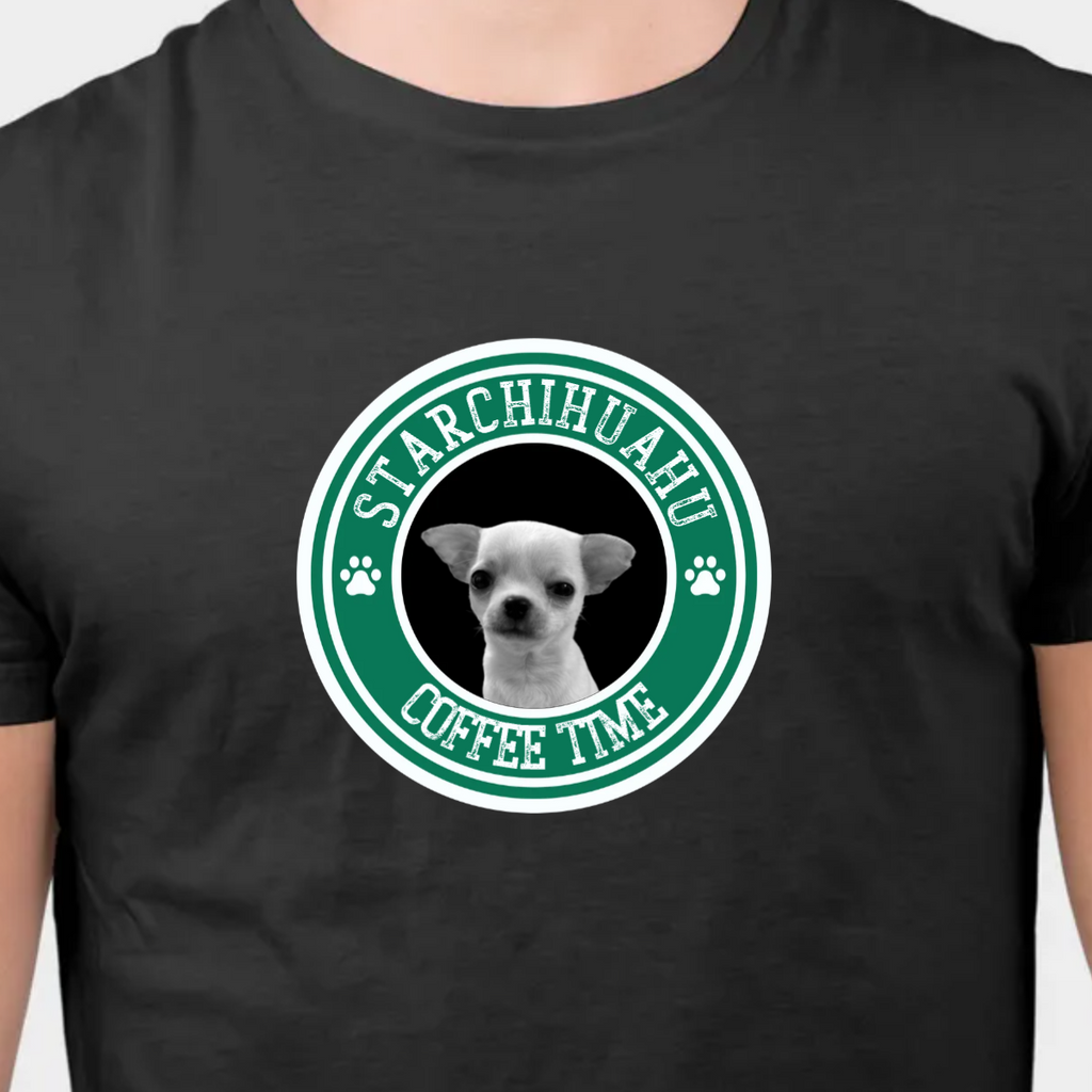 חולצה - STAR COFFEE Mחולצה - STAR COFFEEחולצה T מודפסת בעיצוב STAR COFFEE. ניתן להעלות תמונה של כלב או חתול והתוכנה תסיר את הרקע אוטומטי (הופך את התמונה לשחור לבן). ניתן להוסיף משפט עליון ומשפט תחתון אונליT-SHIRT