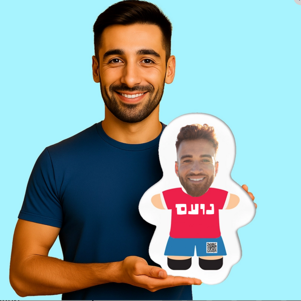 כרית פרצוף צורנית בהתאמה אישית עם הדפסת פנים מבד ג׳רזי, מתנה מקורית עם אפשרות לשילוב QR קוד לשיר או וידאו