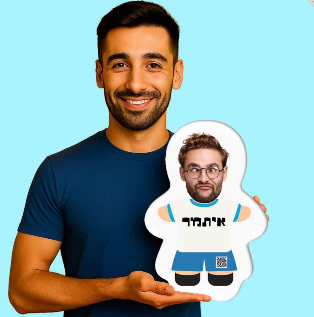 גבר מחזיק כרית פרצוף צורנית עם תמונה מודפסת ושם מותאם אישית בצבעים כחול ולבן כולל קוד QR לשיר או וידאו