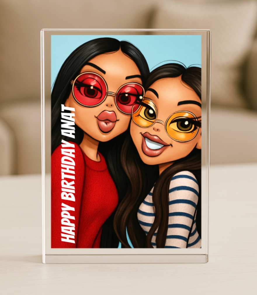בלוק בעיצוב אישי בסגנון BRATZ עם הדפסת תמונה צבעונית של בנות עם משקפיים וסגנון פאשן, מוכן להתאמה אישית עם שם ופונט.