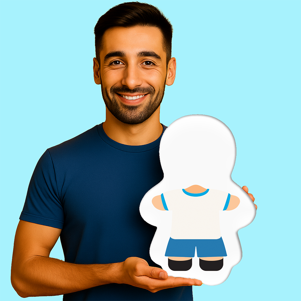 גבר מחזיק כרית פרצוף צורנית בצורת דוביק עם חולצה לבנה ומכנסיים כחולים על רקע תכלת