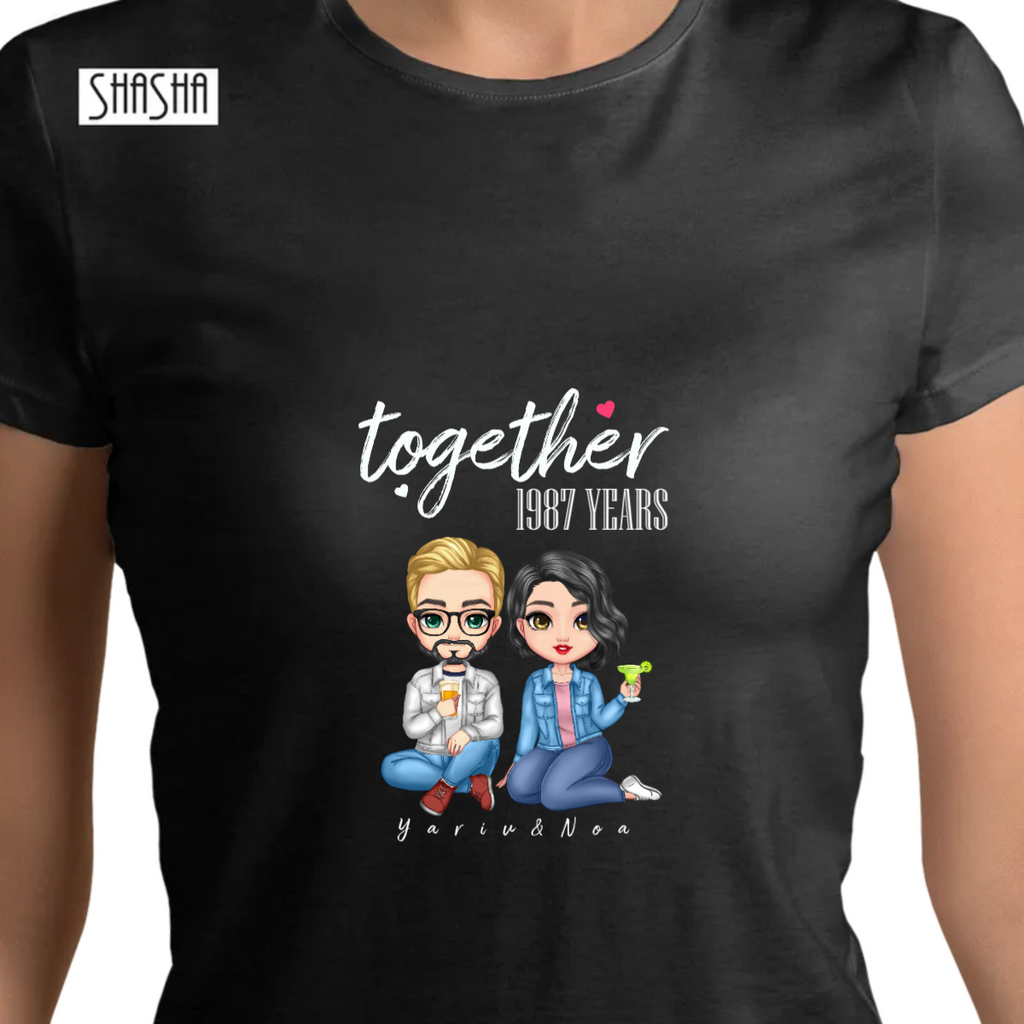 חולצה Together Love 2חולצה Togetherחולצה T מודפסת בעיצוב אישי Together Love. ניתן לשנות את הדמויות: גוון עור, שיער, צבע חולצה, לבחור צבע פונט ולהוסיף שמות אונליין. המחיר מתייחס ל-2 חולצות.T-SHIRT