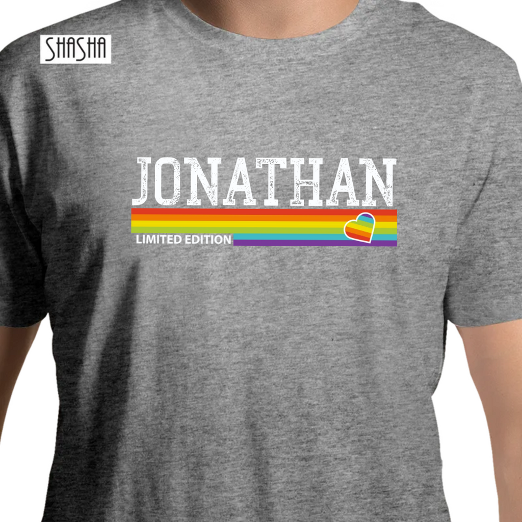 חולצה LGBT LIMITED EDITIONחולצה LGBT LIMITED EDITIONקבלו חולצת T מודפסת בעיצוב הדגל של קהילת הלהט”ב. ניתן להוסיף משפט באנגלית אונליין.דרך יצירתית ומגניבה לבטא את התמיכה והגאווה בקהילה.