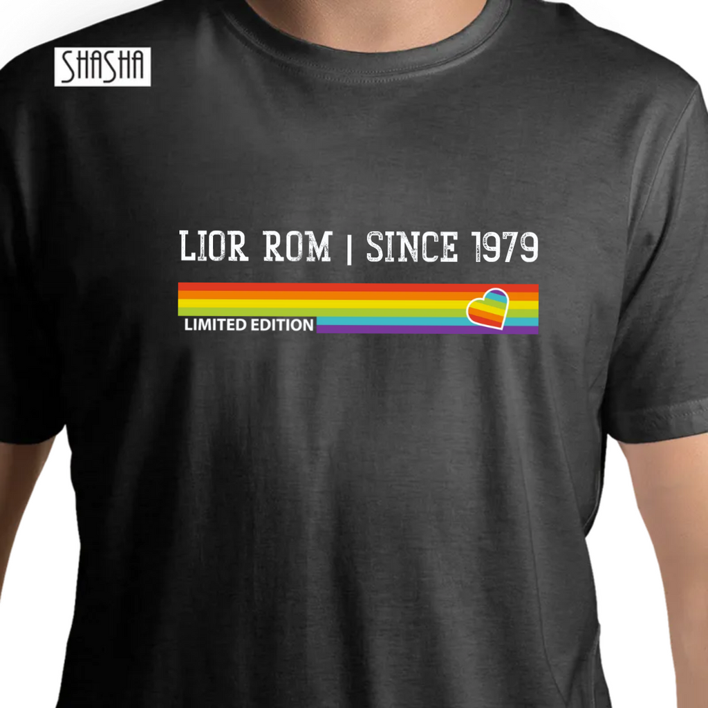 חולצה LGBT LIMITED EDITIONחולצה LGBT LIMITED EDITIONקבלו חולצת T מודפסת בעיצוב הדגל של קהילת הלהט”ב. ניתן להוסיף משפט באנגלית אונליין.דרך יצירתית ומגניבה לבטא את התמיכה והגאווה בקהילה.