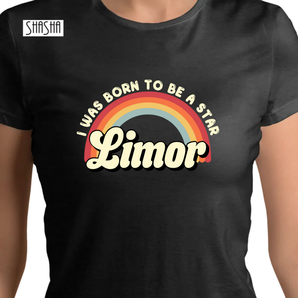 חולצה T-RAINBOWחולצה Tחולצה T-RAINBOW מודפסת בתוספת בסיגנון וינטאג'. ניתן להוסיף שם ומשפט עליון, ניתן לבחור צבע פונט.