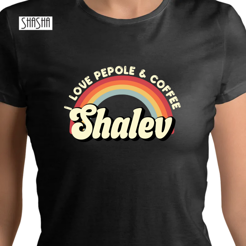 חולצה T-RAINBOWחולצה Tחולצה T-RAINBOW מודפסת בתוספת בסיגנון וינטאג'. ניתן להוסיף שם ומשפט עליון, ניתן לבחור צבע פונט.