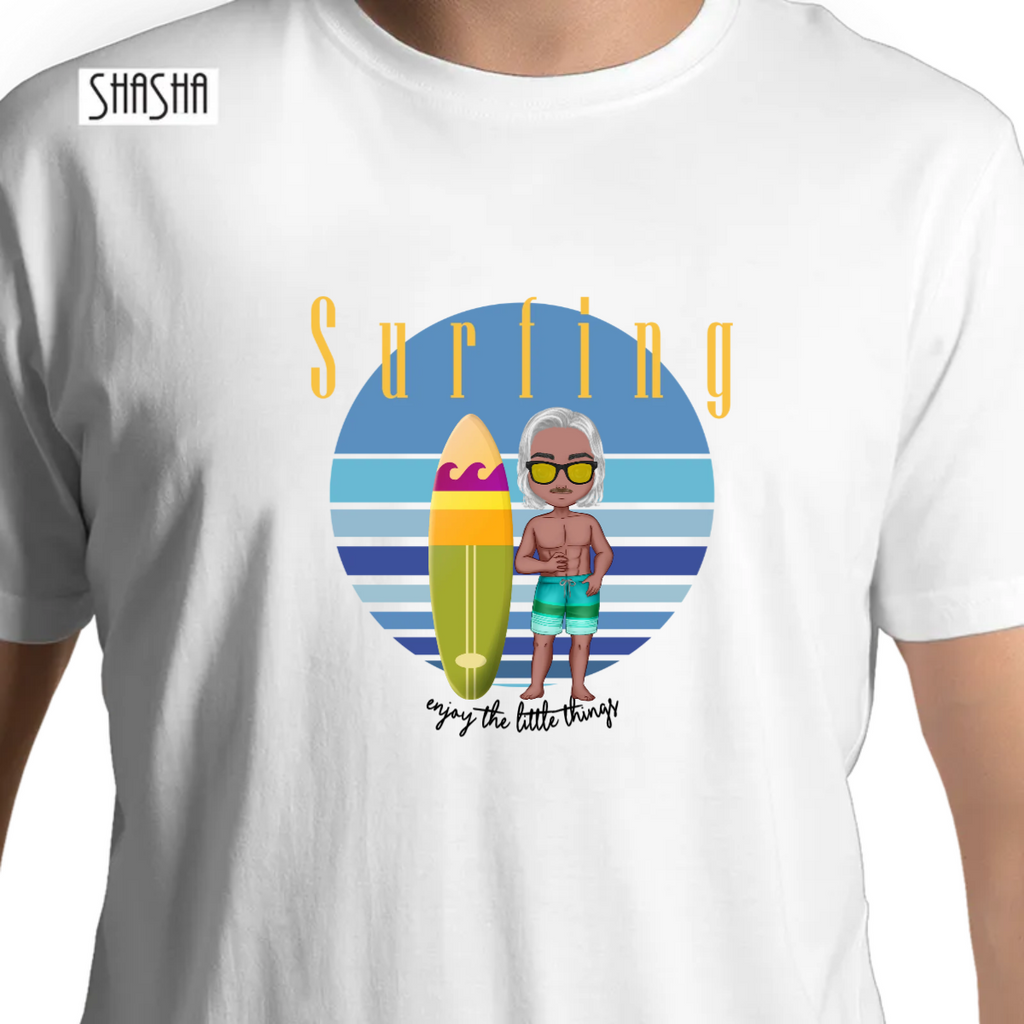 חולצה SURFER SUMMERחולצה SURFER SUMMERחולצה T מודפסת בעיצוב SURFING, ניתן לשנות את הדמות קריקטורה בהתאמה מלאה לאדם שאתם מעוניינים לתת לו את המתנה. ניתן להוסיף משפט, להוסיף צבע פונט ולבחור סוג פונט אונליי