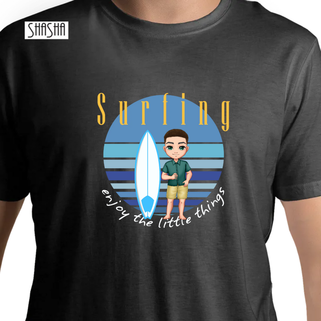 חולצה SURFER SUMMERחולצה SURFER SUMMERחולצה T מודפסת בעיצוב SURFING, ניתן לשנות את הדמות קריקטורה בהתאמה מלאה לאדם שאתם מעוניינים לתת לו את המתנה. ניתן להוסיף משפט, להוסיף צבע פונט ולבחור סוג פונט אונליי