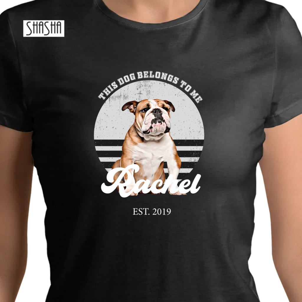 חולצה THIS HUMANחולצה THISחולצה טישרט מהממת THIS HUMAN מודפסת בתמונת הכלב שלכם (מאהמאגר שלנו) ניתן להוסיף משפט מגניב למעלה, שם הכלב (באנגלית), ואת שנת הולדתו.