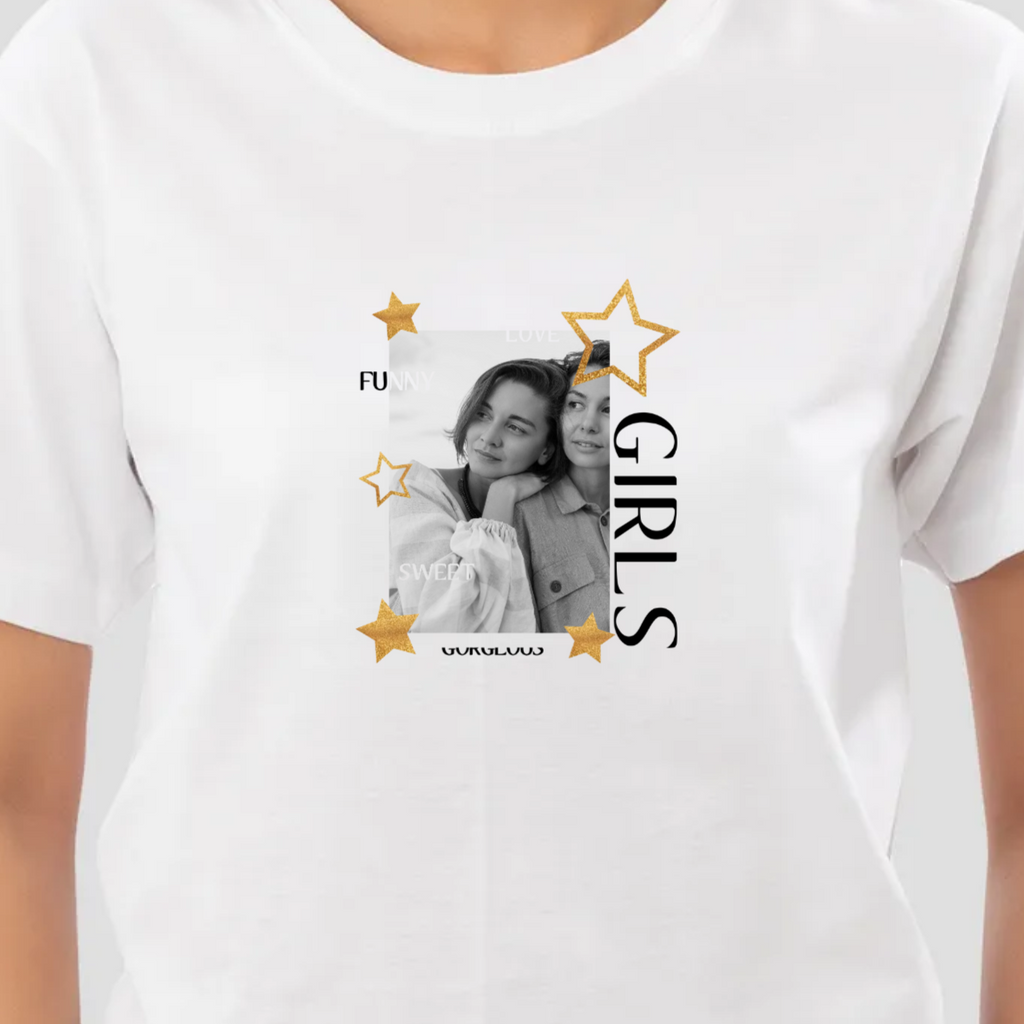 חולצה GIRLS & STARSחולצה GIRLS & STARSקבלו חולצת T מודפסת בעיצוב GIRLS &amp; STARS המאפשרת לצלם או להעלות תמונה מהנייד ולצפות במראה המלא בזמן אמת. מתנה מושלמת לחברות הטובות